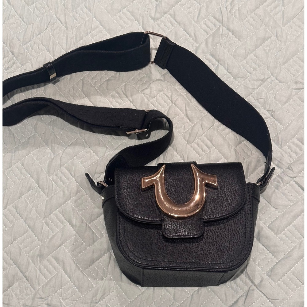 True Religion Black Pebbled Crossbody Bag Rose Gold Horseshoe Logo Web Strap
